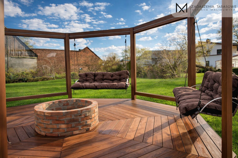 altana z podłogą i huśtawkami