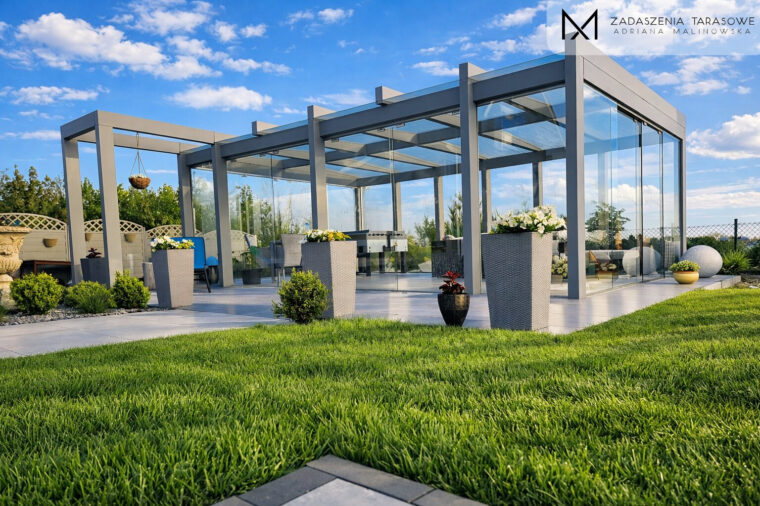 Nowoczesna altana ze szkłem