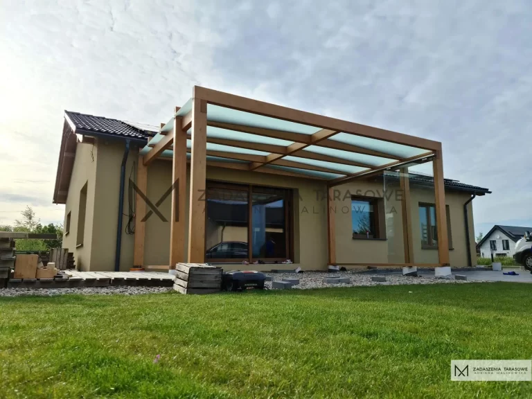 drewniany taras na fundamencie