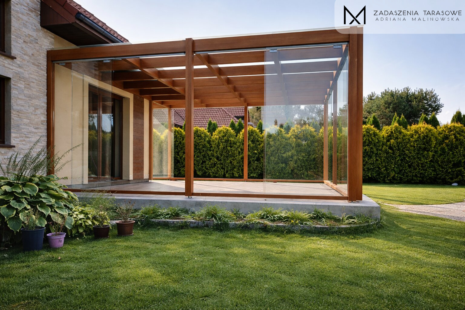 narożna pergola ze szkłem