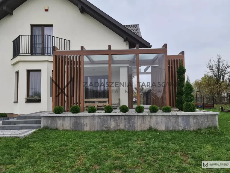 pergola nowoczesna z lamelami i szkłem