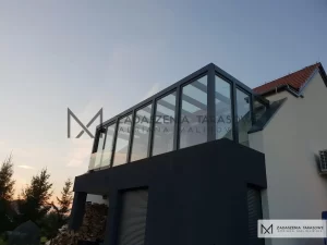 zadaszenie tarasowe na balkonie ze szkła