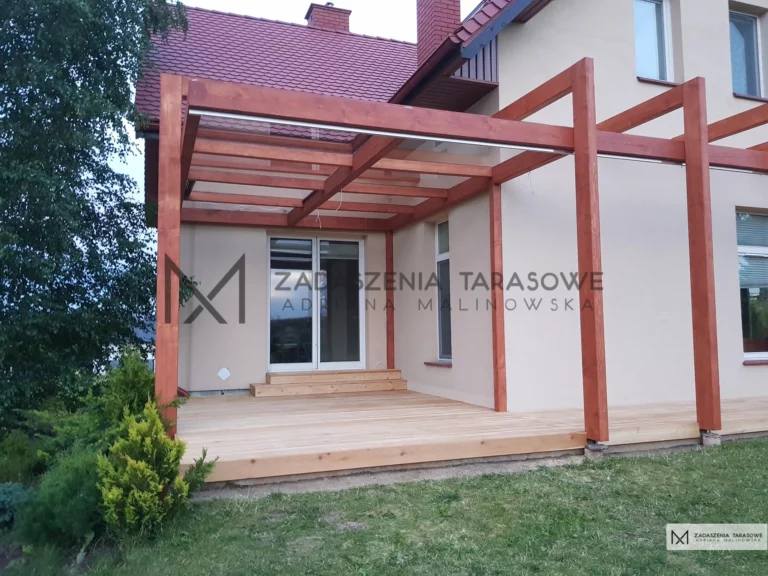 zadaszenie tarasu połączone pergolą taras z modrzewia