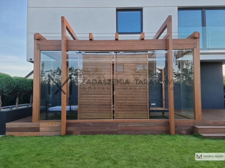 pergola drewniana jako zadaszenie taarsu