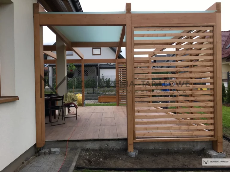 nowoczesna pergola z częściowym zadaszeniem ze szkła