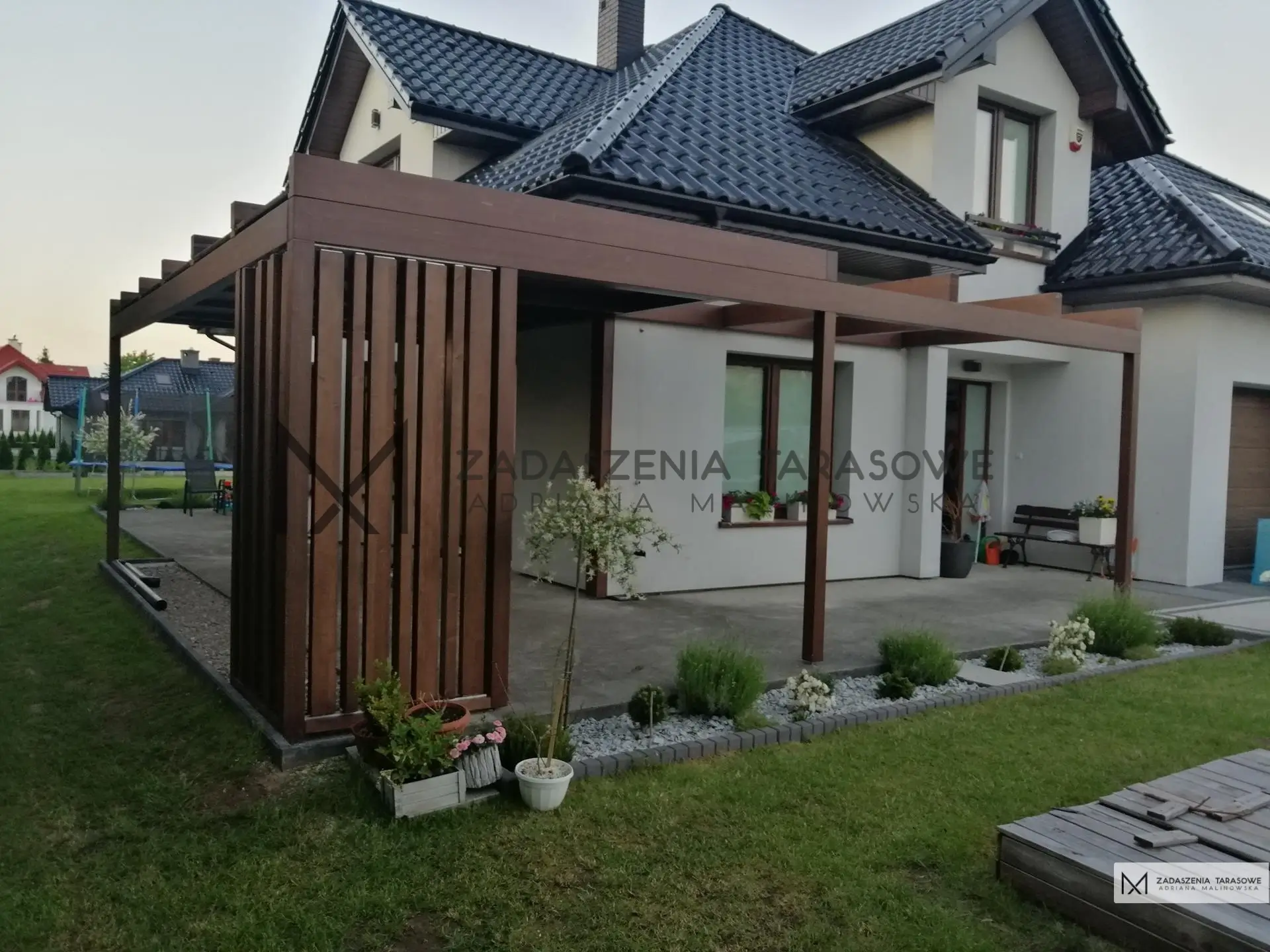 pergola z drewnianym dachem przy domu