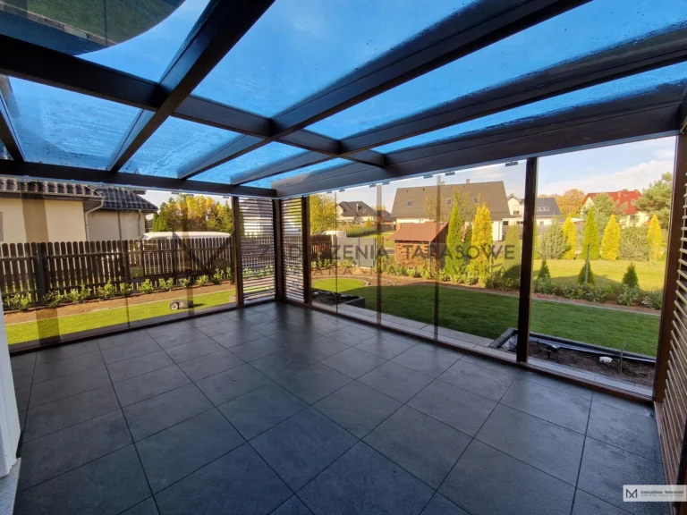 niebieskie szkło na dachu tarasu