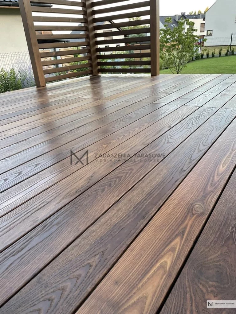 termo jesion pod zadaszeniem tarasu