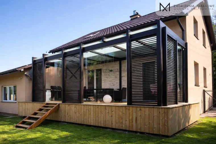 wysoki taras i zadaszenie