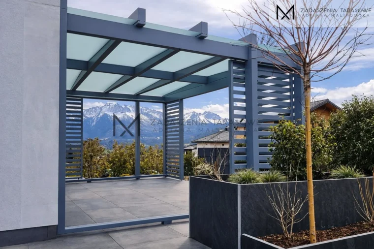 widok na alpy z tarasu