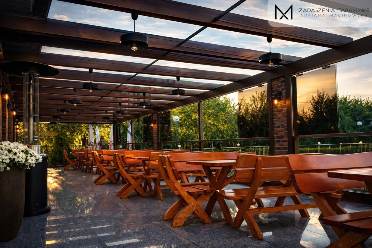 zadaszenie nad tarasem w restauracji
