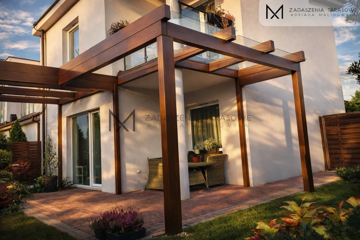 zadaszenie tarasu w małym ogrodzie ze szkłem