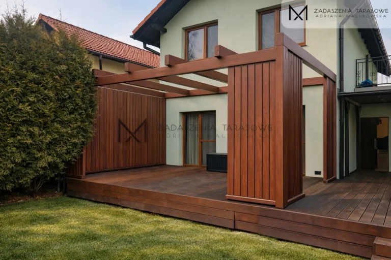 zadaszenie tarasu z pionowymi lamelami