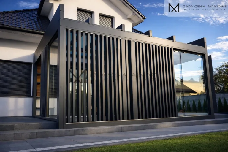zadaszenie z zabudową ścian lamelami