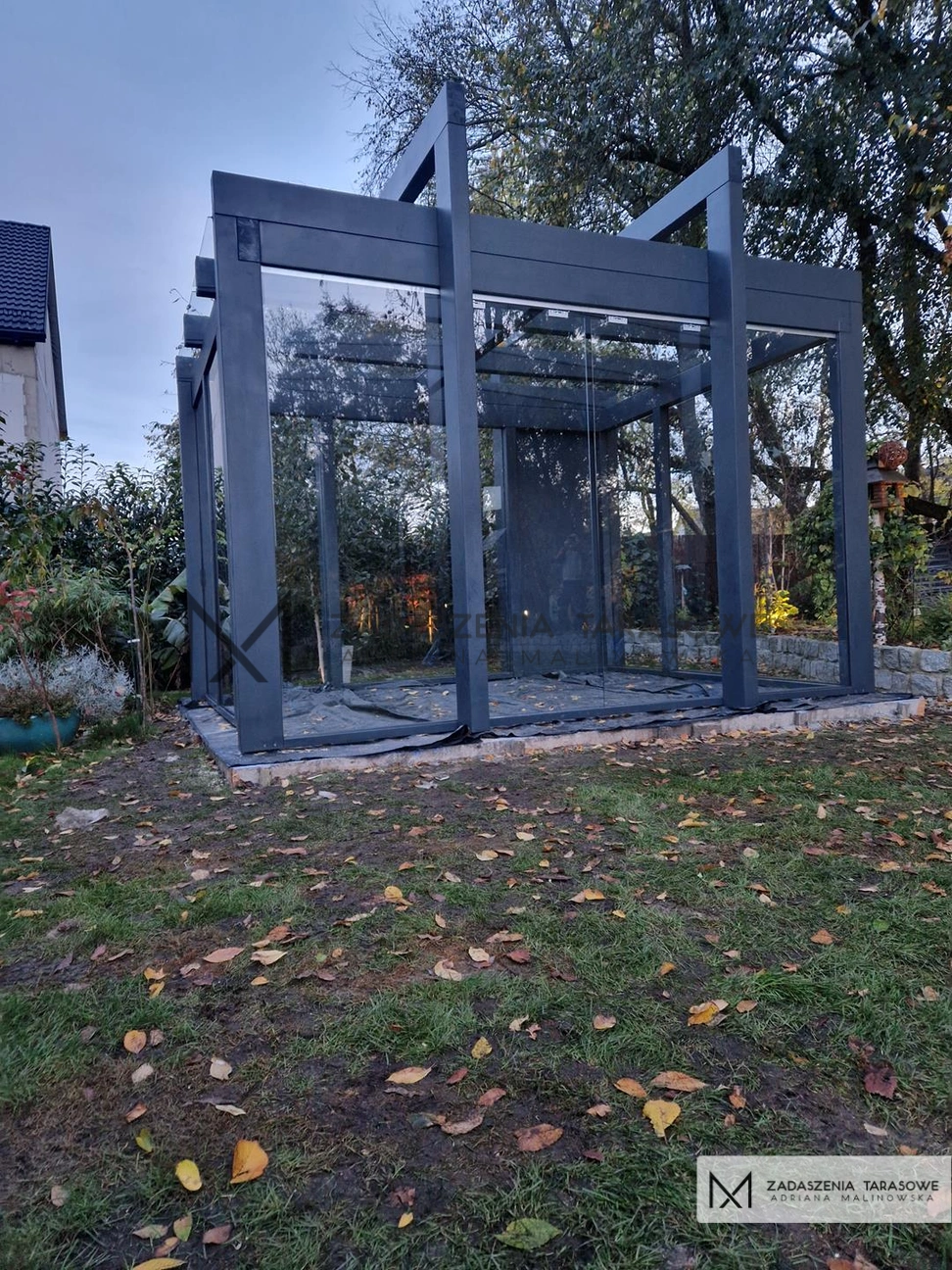 altanka ogrodowa ze szkłem