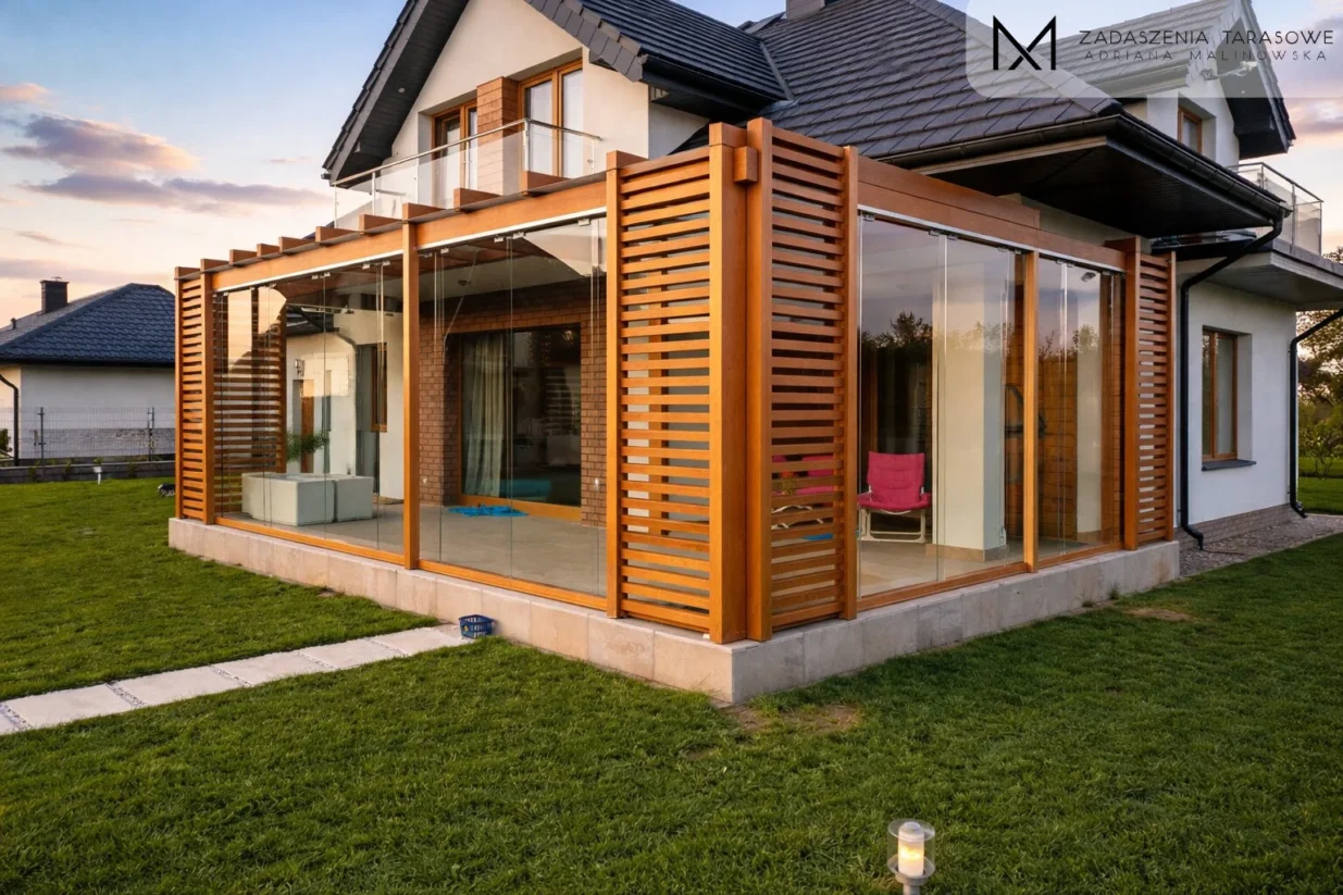 narożna pergola nowoczesna ze szkłem