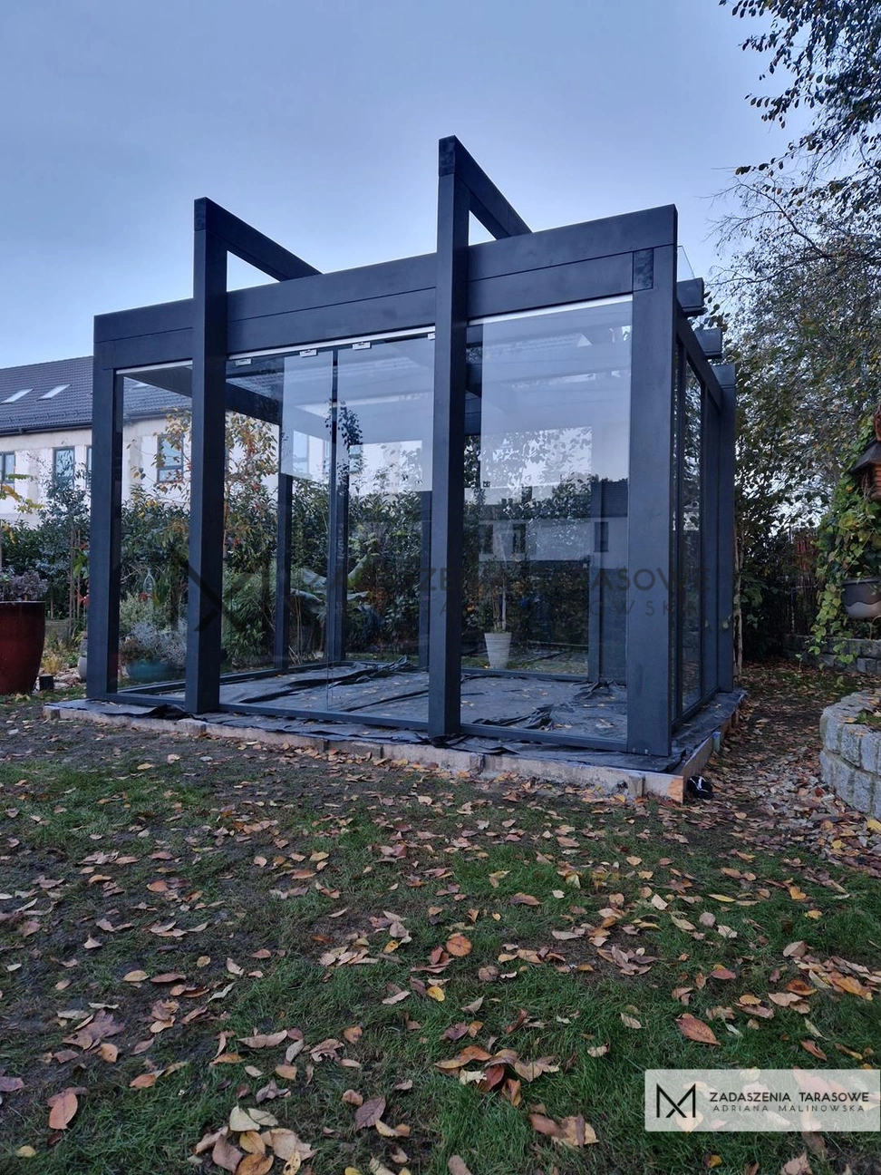 szklany domek w ogrodzie
