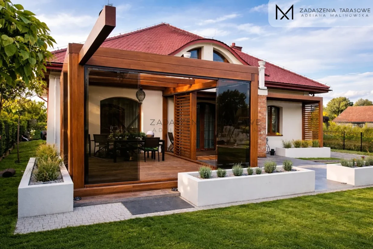 zadaszenie z miejscem na huśtawkę