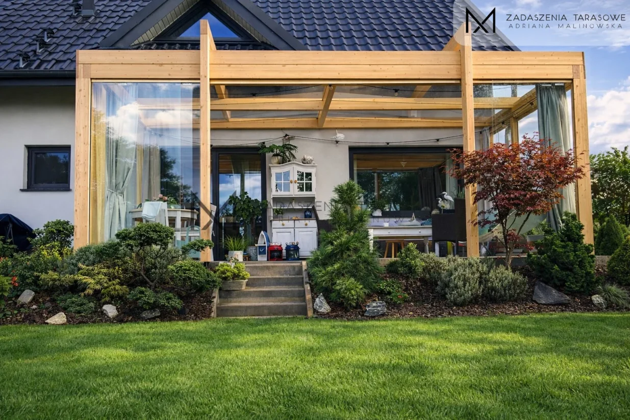 Zadaszenie tarasu z naturalnego drewna