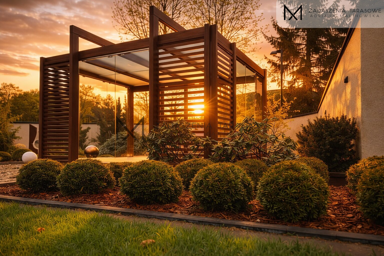 Altana z drewna w ogrodzie