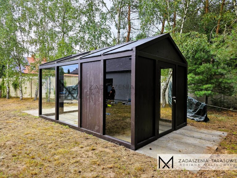 Mini drewniana szklarnia