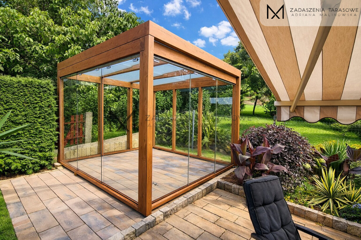 drewniana altana do małego jacuzzi