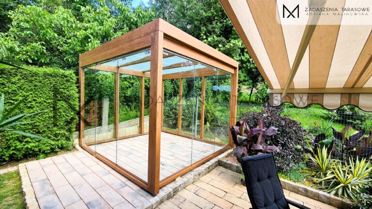 drewniana altana do małego jacuzzi