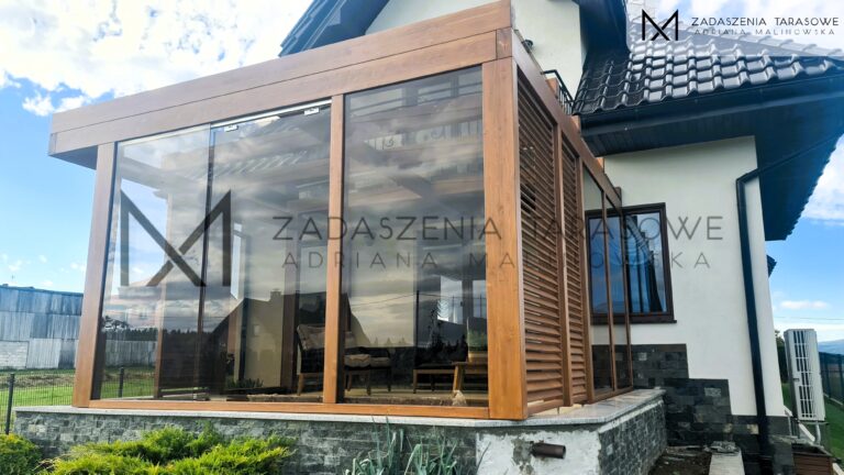 szkło i żaluzje w pergoli