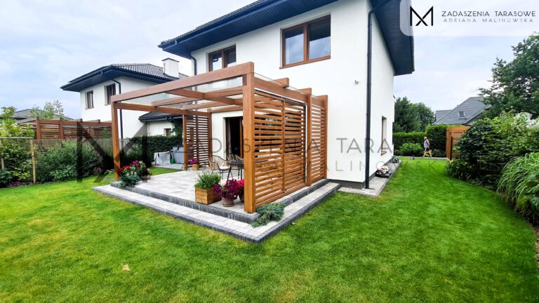 zadaszenie na tarasie z kwiatami