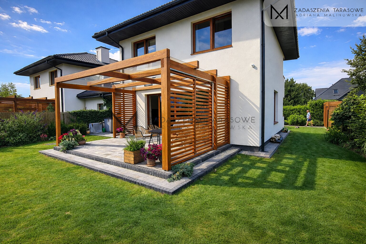 zadaszenie na tarasie z kwiatami