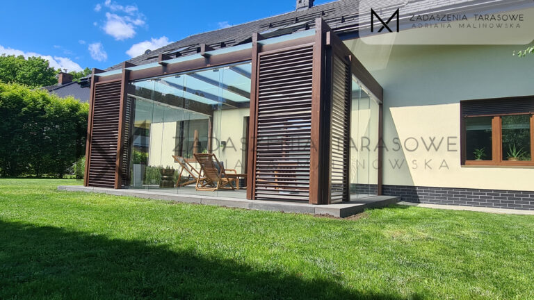 zadaszenie szklane i żaluzje