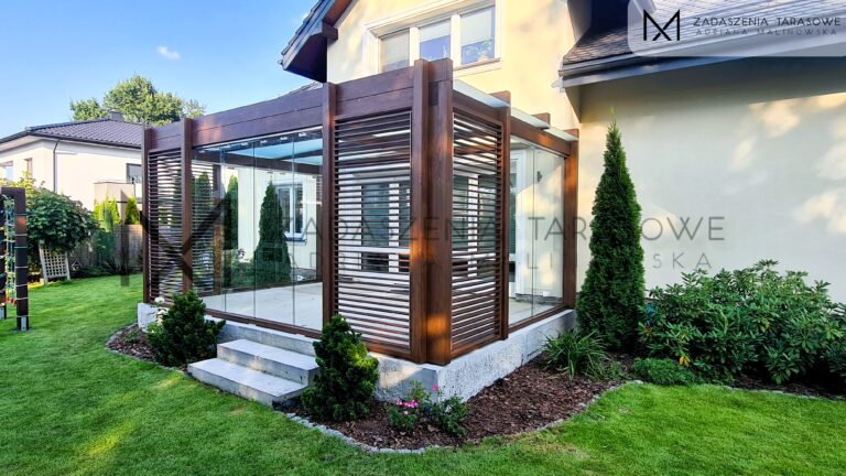 zadaszenie z żaluzjami i szkłem