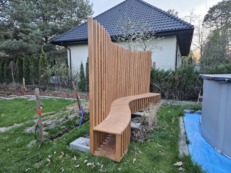 ławka inspirowana ruchem wody