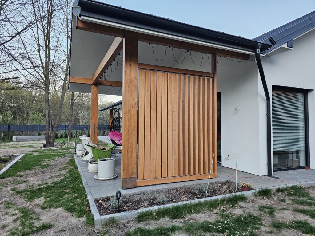 pionowe lamele w zabudowie