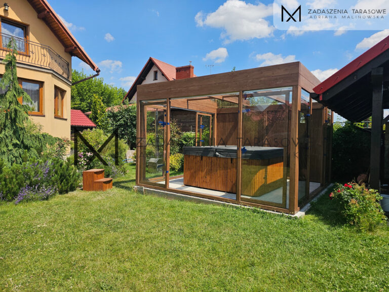 drewniana zabudowa jacuzzi