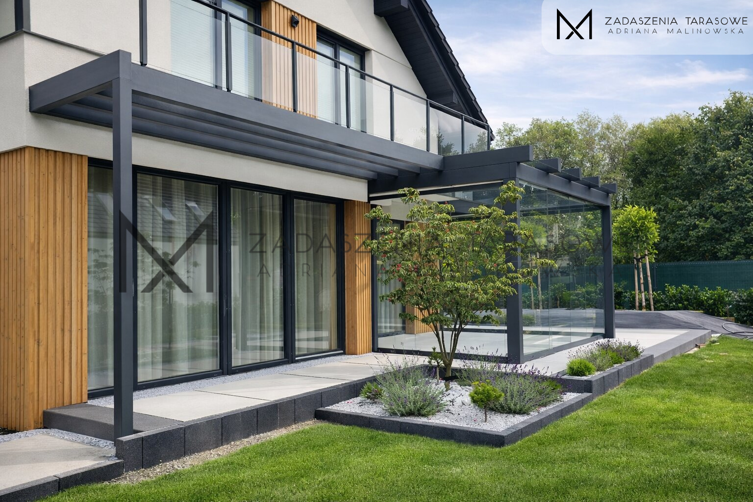 Pergola przy zadaszeniu