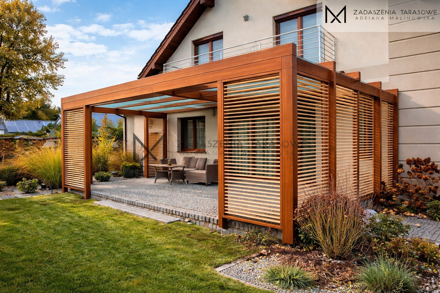 Duże zadaszenie tarasu z żaluzjami