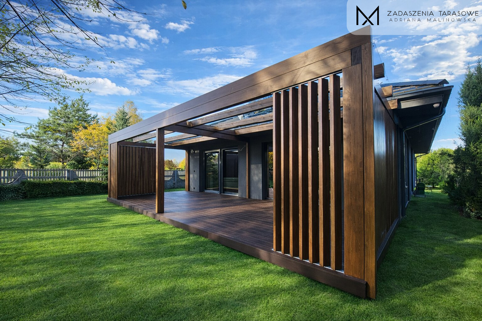 Nowoczesne zadaszenie z lamelami i podłogą z Bambusa lamele na narożu