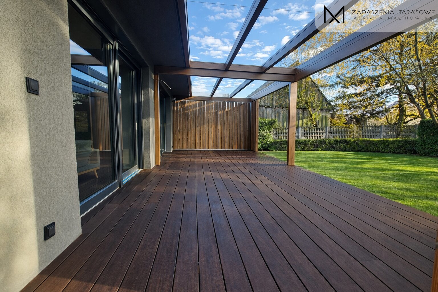 Nowoczesne zadaszenie z lamelami i podłogą z Bambusa widok z wnetrza