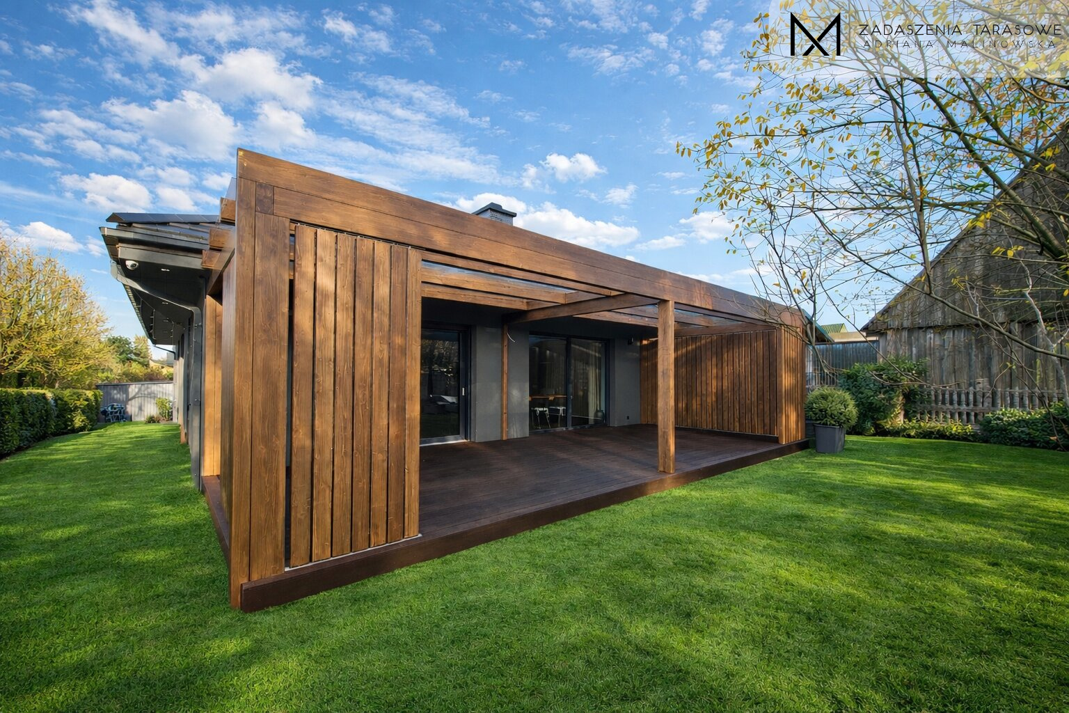 Nowoczesne zadaszenie z lamelami i podłogą z Bambusa zamknięte lamele