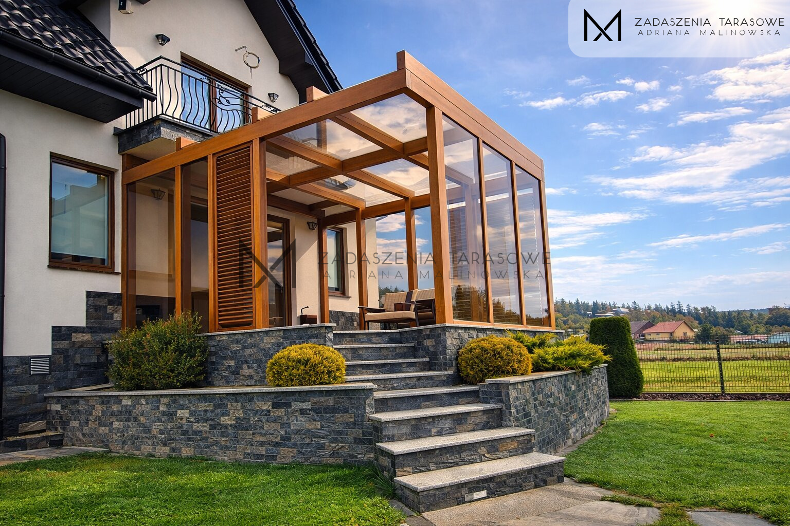 Nowoczesne zadaszenie z żaluzjami i szkłem brązowym na wysokim tarasie