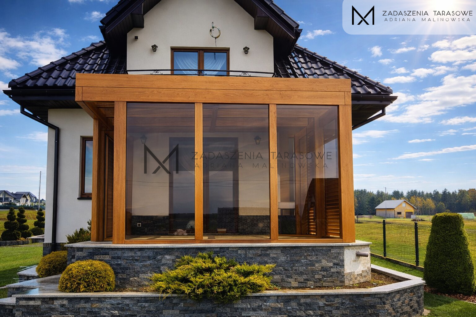 Nowoczesne zadaszenie z żaluzjami i szkłem brązowym zabudowa szkłem