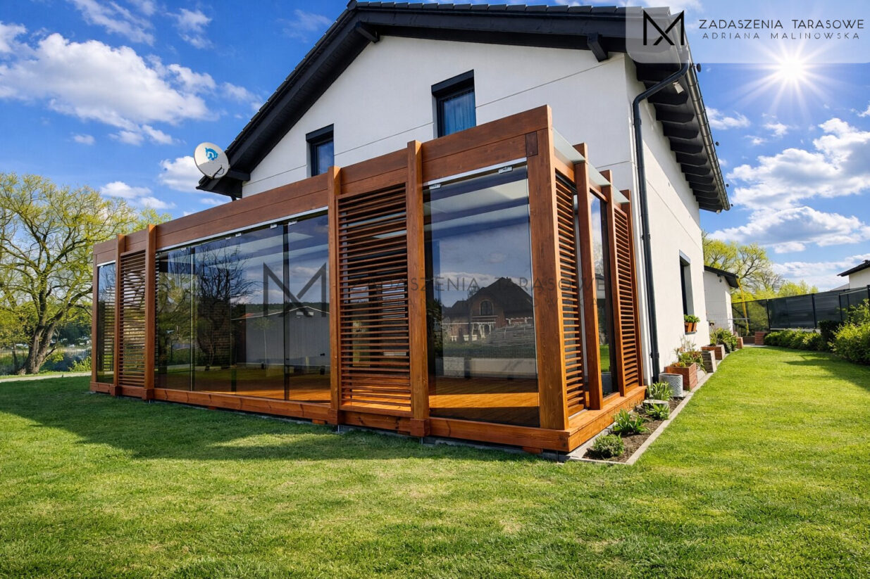 Nowoczesne zadaszenie ze szkłem przeciwsłonecznym i żaluzjami