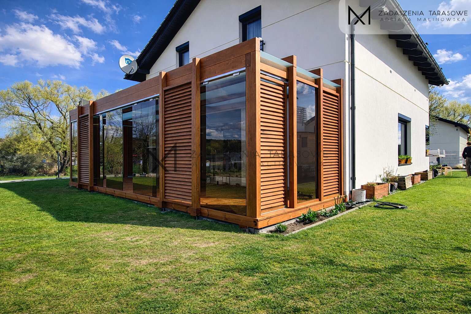 Nowoczesne zadaszenie ze szkłem przeciwsłonecznym i żaluzjami - drewniane