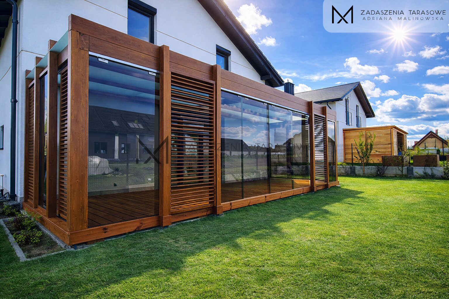 Nowoczesne zadaszenie ze szkłem przeciwsłonecznym i żaluzjami na tarasie