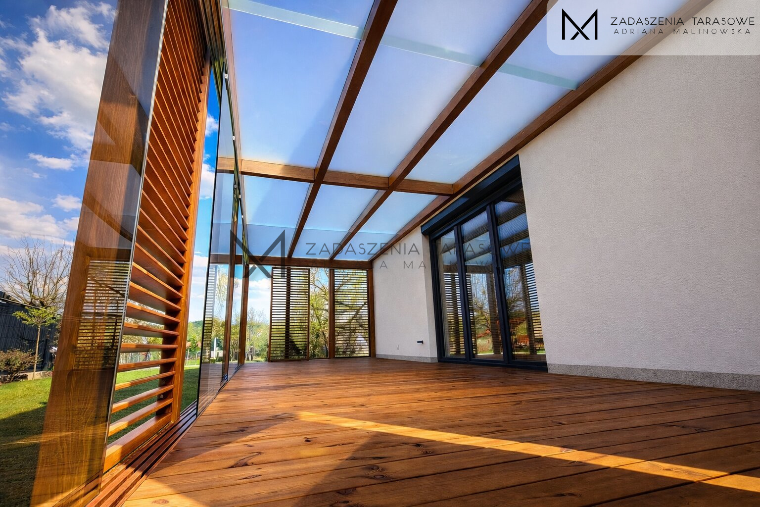 Nowoczesne zadaszenie ze szkłem przeciwsłonecznym i żaluzjami szkło w dachu