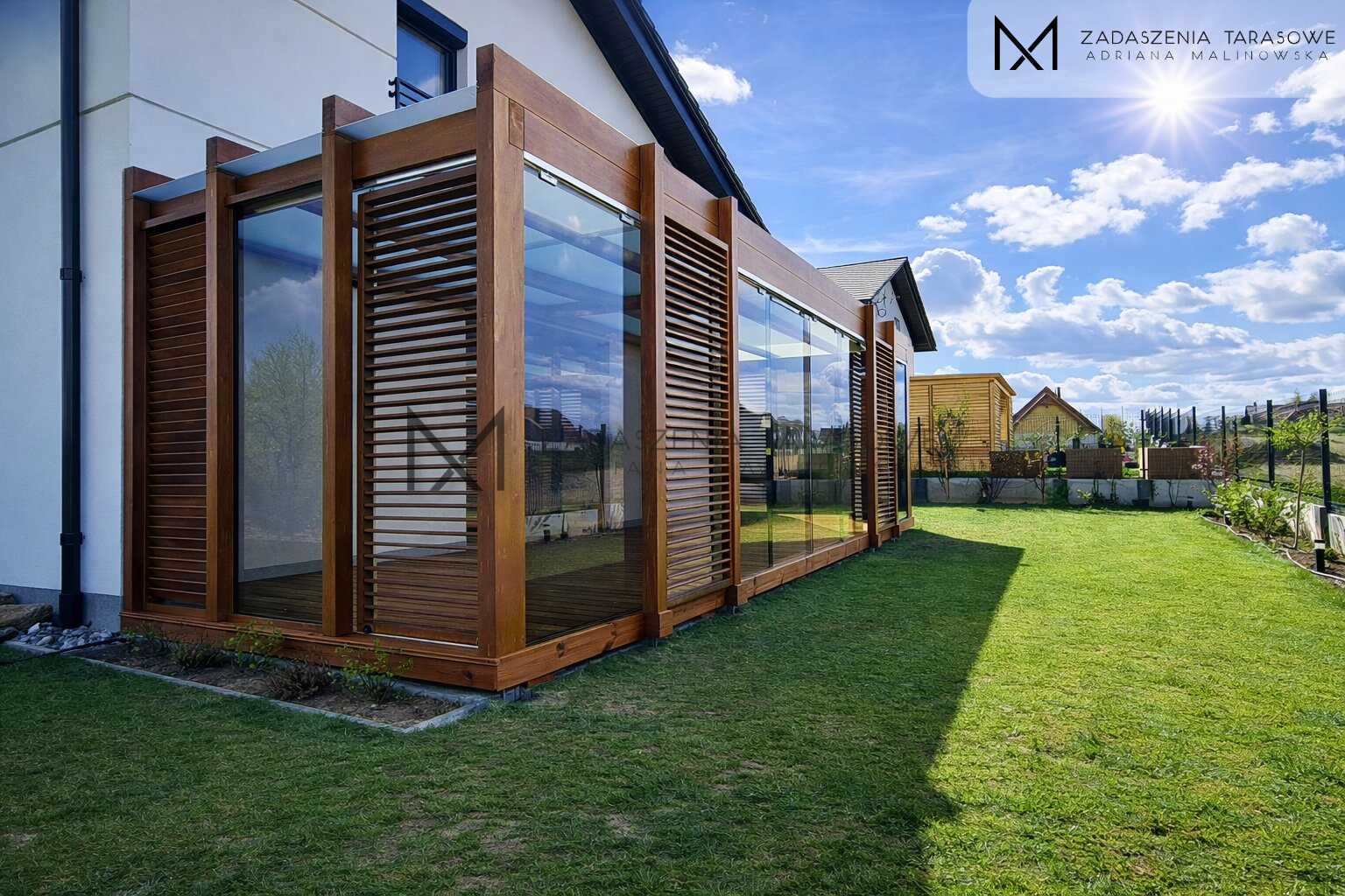 Nowoczesne zadaszenie ze szkłem przeciwsłonecznym i żaluzjami w ogrodzie