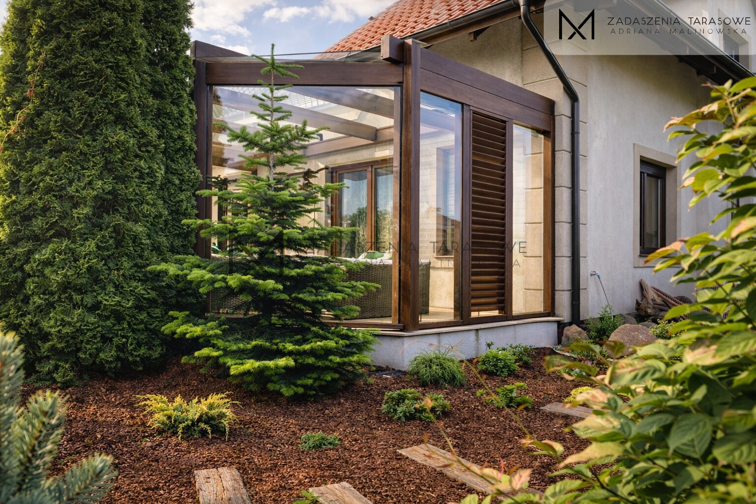 Szklane zadaszenie z żaluzjami i szkłem w ścianach ściana boczna