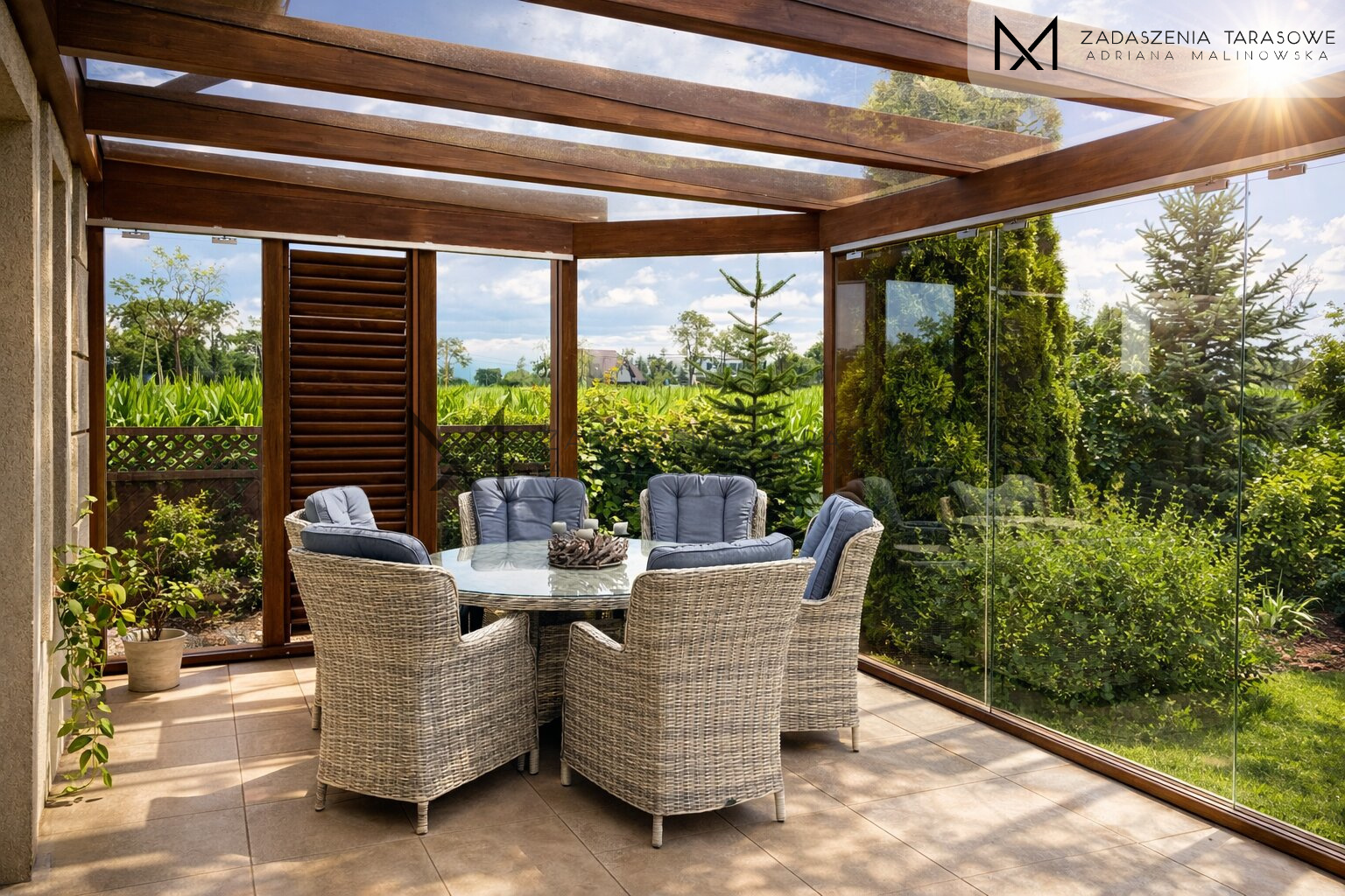 Szklane zadaszenie z żaluzjami i szkłem w ścianach widok z środka