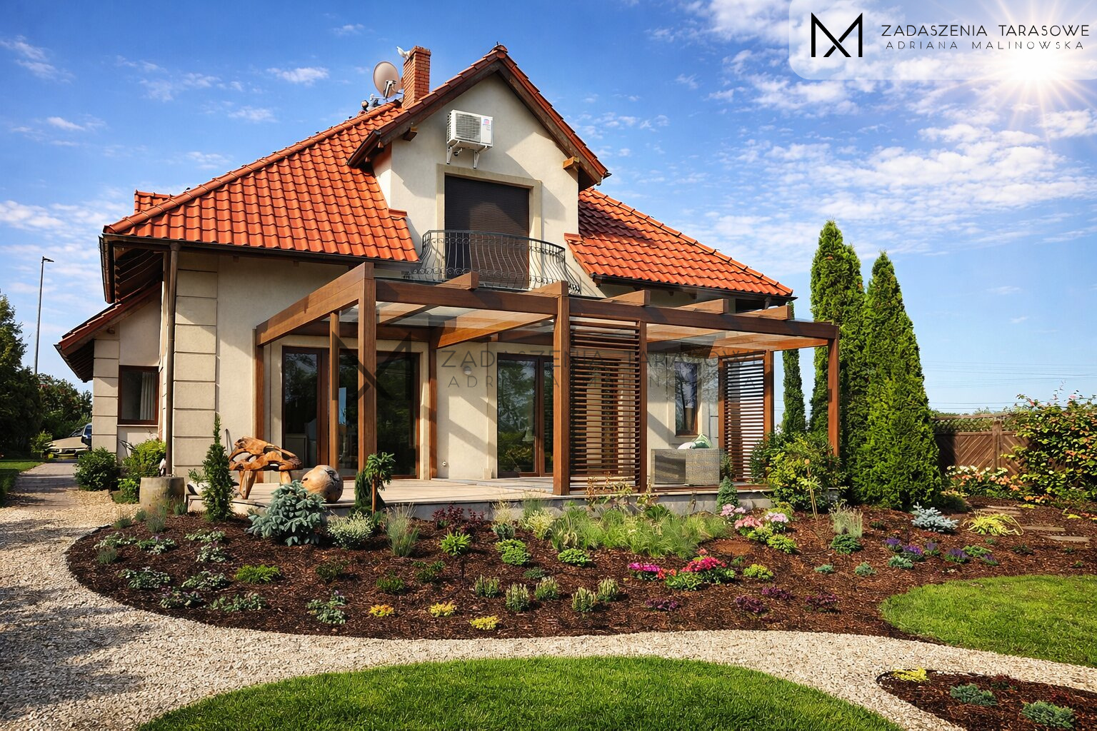 Szklane zadaszenie z żaluzjami i szkłem w ścianach